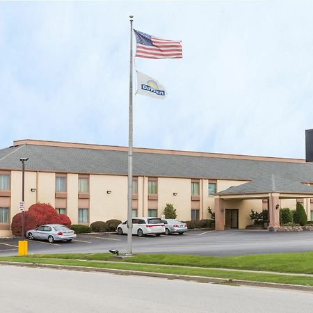 Days Inn & Suites By Wyndham Bloomington/Normal Il Exterior photo