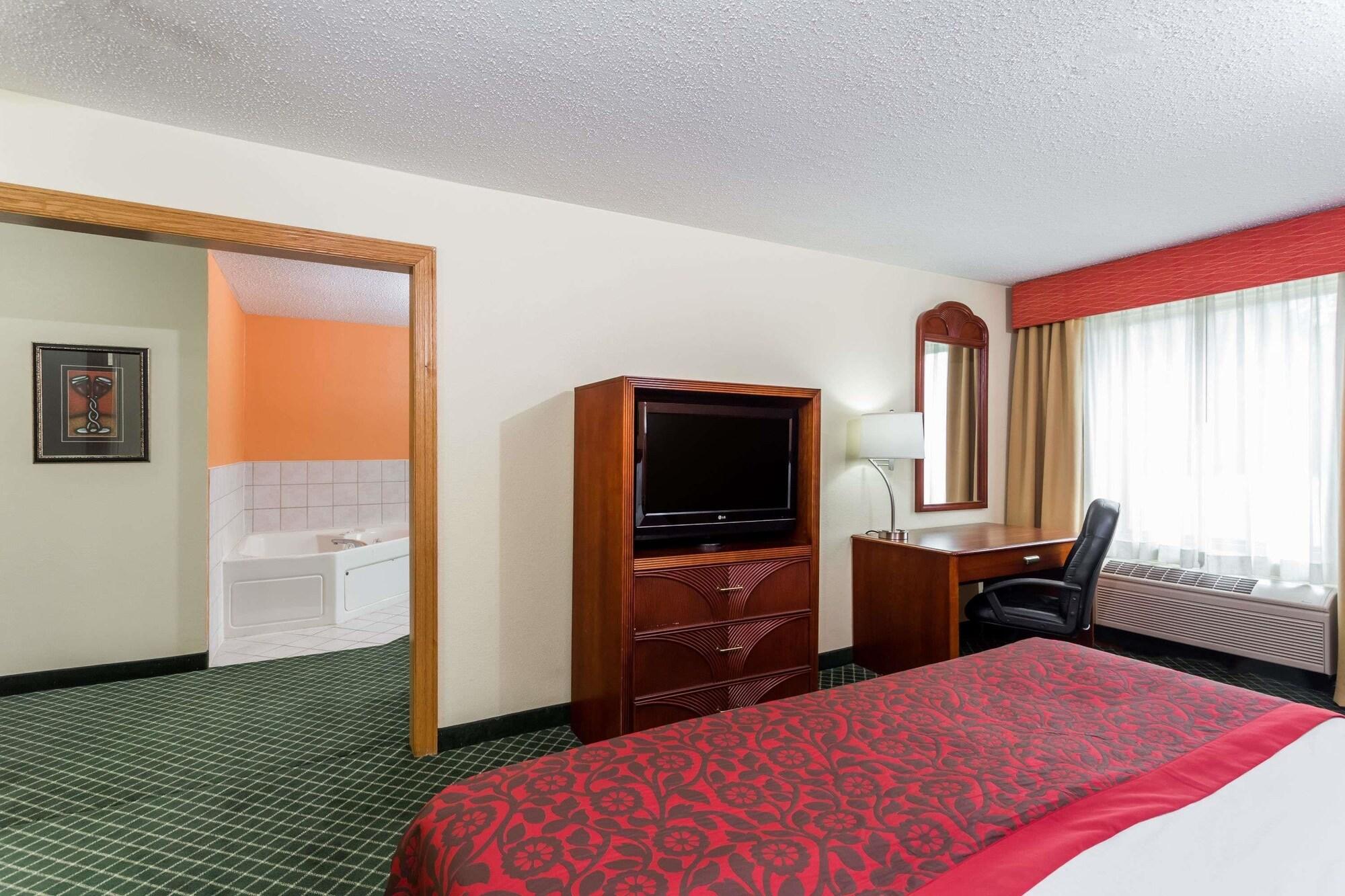 Days Inn & Suites By Wyndham Bloomington/Normal Il Exterior photo