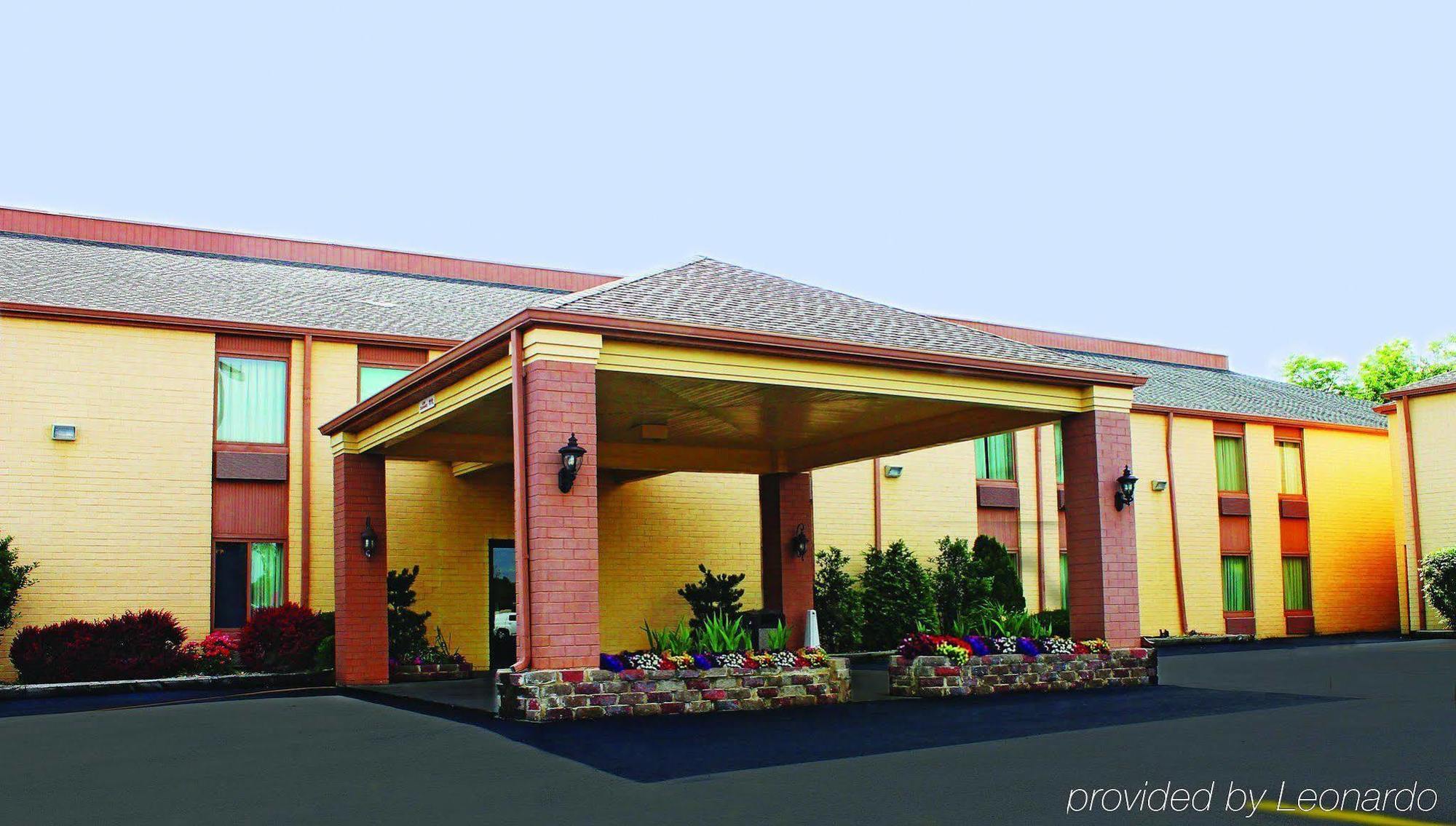 Days Inn & Suites By Wyndham Bloomington/Normal Il Exterior photo