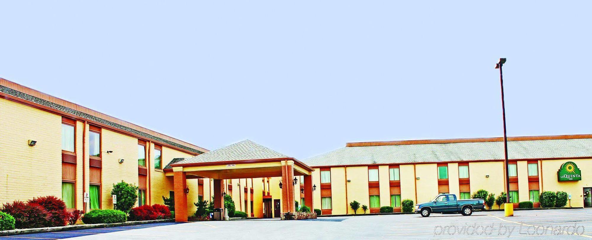 Days Inn & Suites By Wyndham Bloomington/Normal Il Exterior photo