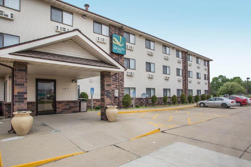 Days Inn & Suites By Wyndham Bloomington/Normal Il Exterior photo