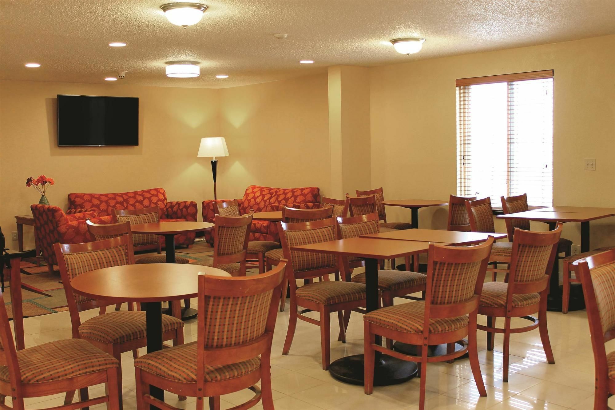 Days Inn & Suites By Wyndham Bloomington/Normal Il Exterior photo
