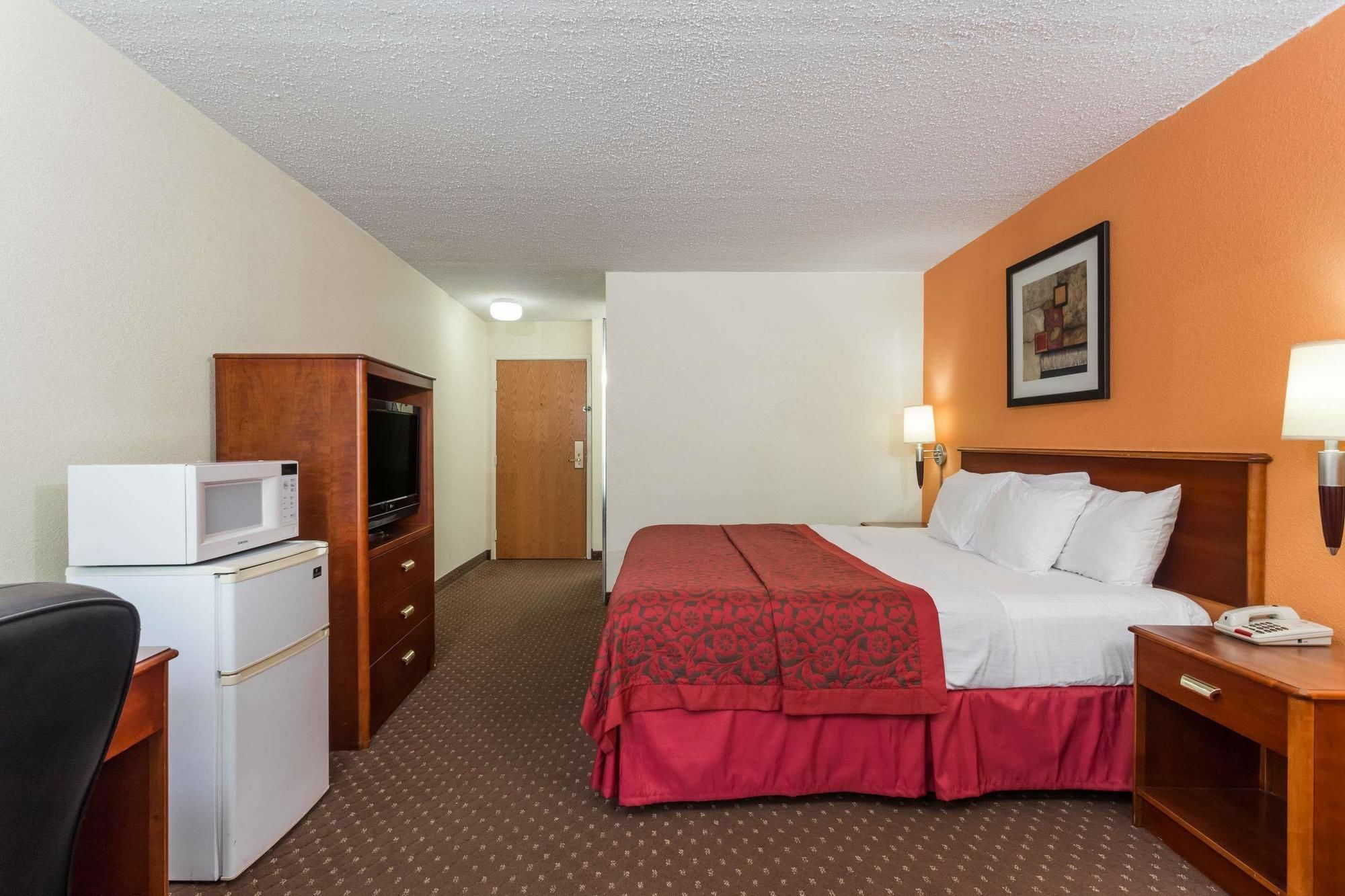 Days Inn & Suites By Wyndham Bloomington/Normal Il Exterior photo