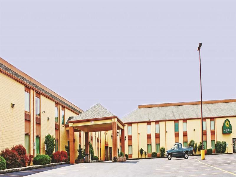 Days Inn & Suites By Wyndham Bloomington/Normal Il Exterior photo